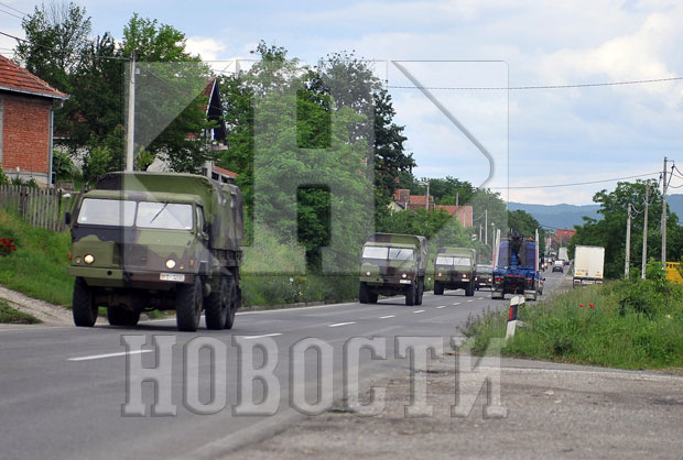 Миг-29 летео уз копнену зону; Из касарне у Краљеву изашла колона војних возила (ФОТО)